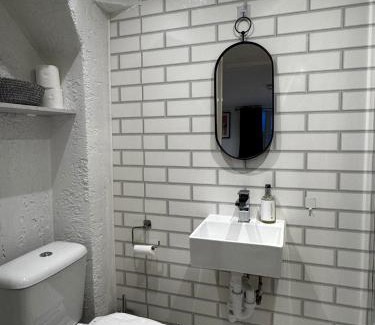 Livesey Hotel | FFN Property - Modern Ensuite Rooms with Kitchenette - Southwark, Great Location
