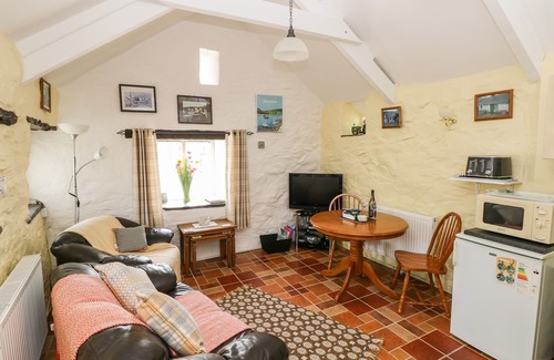 Trefin Cottage | FFYNNON TOM, character holiday cottage, with a garden in St Davids