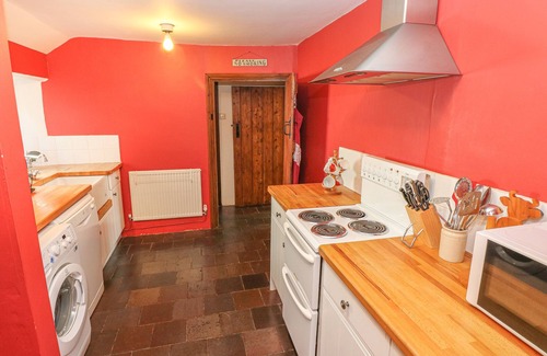 Pontfaen Cottage | FFYNNONDICI FARMHOUSE, family friendly in Newport, Pembrokeshire
