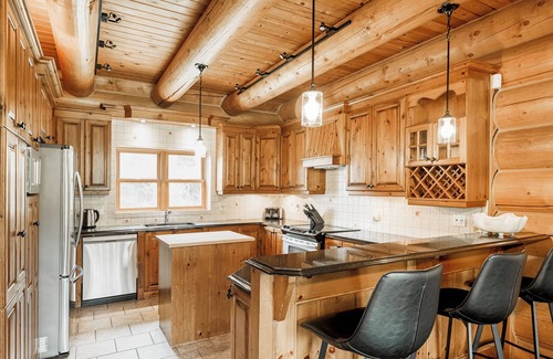 Fiddler Lake Resort House | Fiddler Lake Resort Luxury Chalet+ Private Jacuzzi