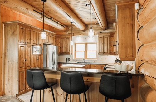 Fiddler Lake Resort House | Fiddler Lake Resort Luxury Chalet+ Private Jacuzzi
