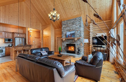 Fiddler Lake Resort House | Fiddler Lake Resort Chalet + Private Spa