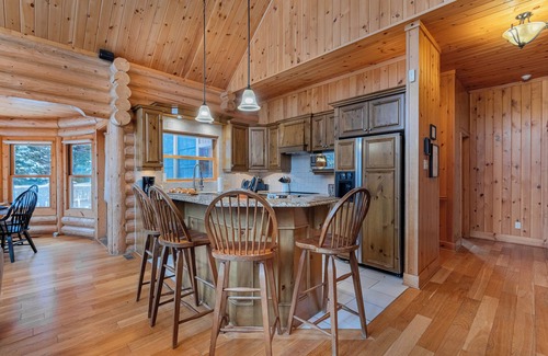 Fiddler Lake Resort House | Fiddler Lake Resort Chalet + Private Jacuzzi