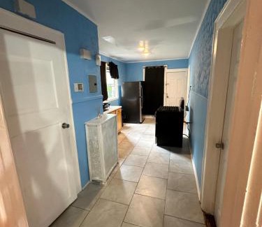 Newark House | Fidelia Halos Room Queen Bed, Minutes from Newark Liberty International Airport and Newark Penn Station