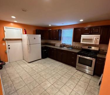 Newark House | Fidelia Halos Room Queen Bed, Minutes from Newark Liberty International Airport and Newark Penn Station