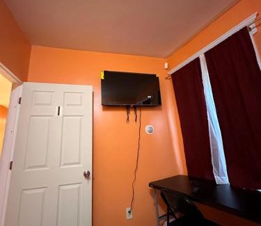 Newark House | Fidellia Iron Room, Queen Bed Minutes from Newark Liberty International Airport and Newark Penn Station