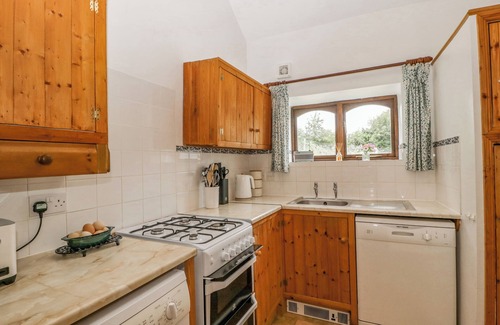 Mortimers Cross Cottage | FIELDFARE, pet friendly, character holiday cottage in Kingsland