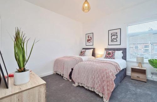 Stoke-on-Trent House | Fielding House by Truestays - NEW 3 Bedroom House in Stoke-on-Trent