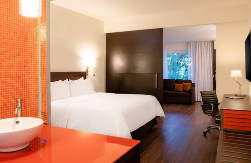 San Luis Potosi Hotel | Fiesta Inn San Luis Potosi Glorieta Juarez