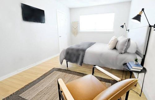 Old East Dallas Apartment | FIFA Ready The Resting Space - FREE ARBORETUM TICKETS
