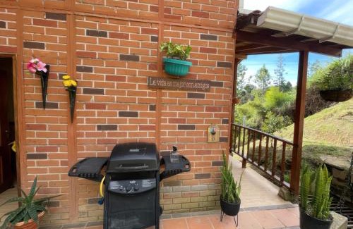 Guarne House | Finca Acogedora con Área de BBQ, Parking Privado y Hamacas