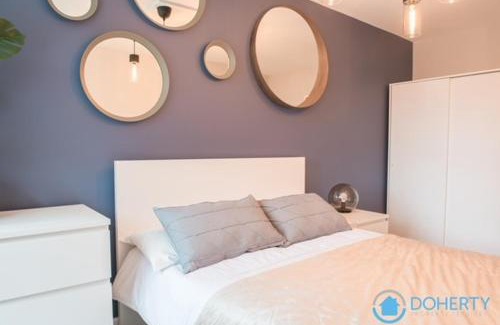 Finchley Church End Apartment | Finchley Contemporary 2 Bed Apartment + Parking