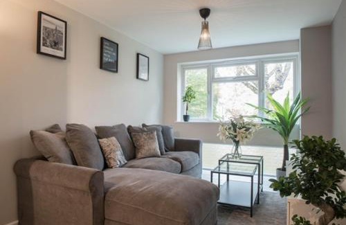 Finchley Church End Apartment | Finchley Contemporary 2 Bed Apartment + Parking
