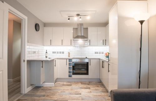 Finchley Church End Apartment | Finchley Contemporary 2 Bed Apartment + Parking