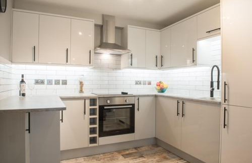 Finchley Church End Apartment | Finchley Contemporary 2 Bed Apartment + Parking