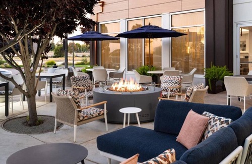 Burlingame House | Find comfort at our family-friendly hotel room in San Francisco