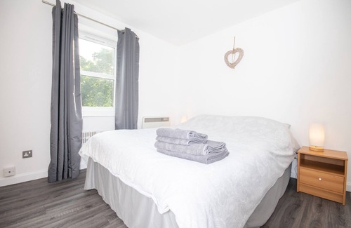 Central Aberdeen Apartment | ✪ Find Dwellcome Home Ltd ✪ 2 bed apartment with king & double beds