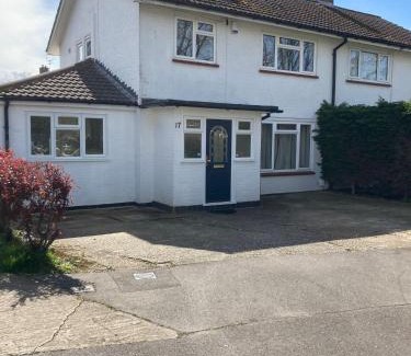 Ifield House | Findon House- Spacious 3BR, contractor, relocations friendly,10mins from GATWICK Airport, free parking, WIFI, garden