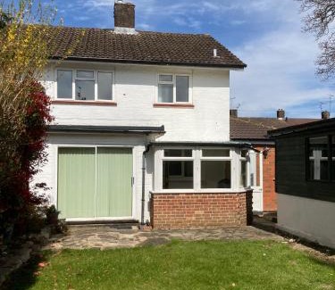 Ifield House | Findon House- Spacious 3BR, contractor, relocations friendly,10mins from GATWICK Airport, free parking, WIFI, garden