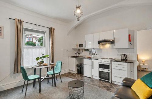 Roundham Apartment | Finest Retreats - Atherfield Apartments No 6 - Tree Tops