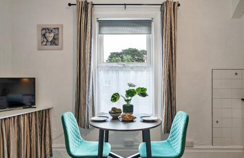 Roundham Apartment | Finest Retreats - Atherfield Apartments No 6 - Tree Tops