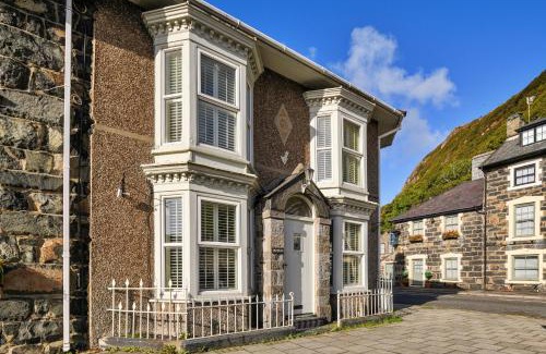 Tremadog House | Finest Retreats - Awelon - Large Cottage to sleep 10 with Hot Tub