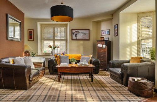 Tremadog House | Finest Retreats - Awelon - Large Cottage to sleep 10 with Hot Tub
