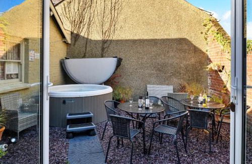 Tremadog House | Finest Retreats - Awelon - Large Cottage to sleep 10 with Hot Tub