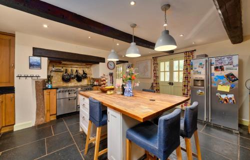 Cwmcarvan House | Finest Retreats - Bailey Glace Farmhouse