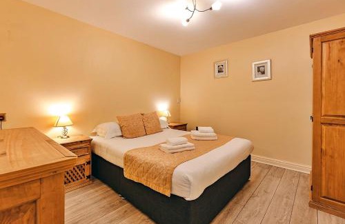 Eaton Mascott House | Finest Retreats - Netley Hall - Angelica