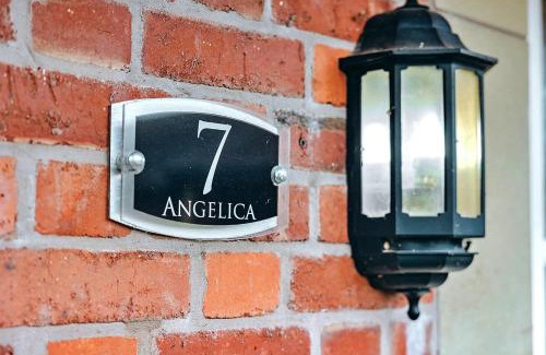 Eaton Mascott House | Finest Retreats - Netley Hall - Angelica