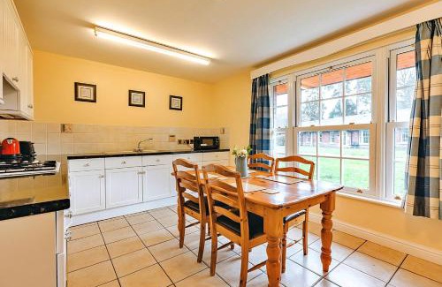 Eaton Mascott House | Finest Retreats - Netley Hall - Rose