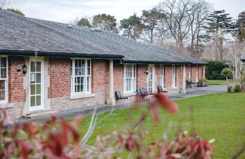 Eaton Mascott House | Finest Retreats - Netley Hall - Poppy