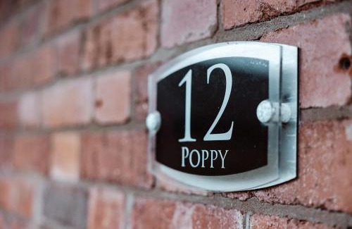 Eaton Mascott House | Finest Retreats - Netley Hall - Poppy