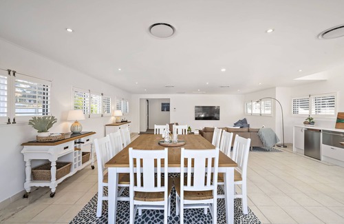 Fingal Bay House | Fingal Dawn - family friendly home, just 5 min walk from the beach!