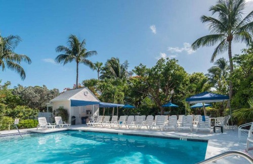 Truman Annex Cottage | Finn Key by Avantstay w/ Covered Patio & Shared Pool! Week Long Stays Only