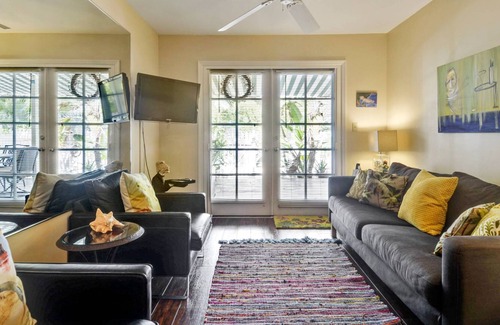 Truman Annex Cottage | Finn Key by Avantstay w/ Covered Patio & Shared Pool! Week Long Stays Only