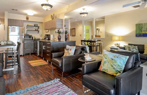Truman Annex Cottage | Finn Key by Avantstay w/ Covered Patio & Shared Pool! Week Long Stays Only