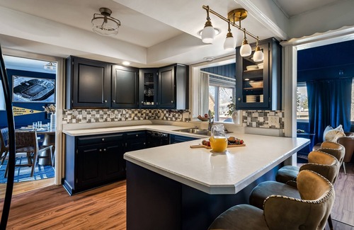 South Bend House | Finnish Sauna | Jumbotron Bar | Gym | Near ND