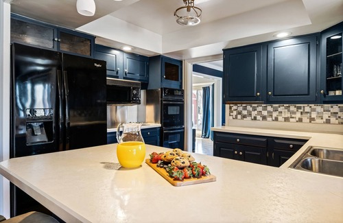 South Bend House | Finnish Sauna | Jumbotron Bar | Gym | Near ND