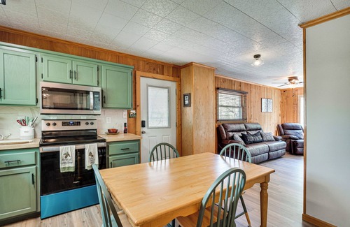 Unaka Cabin | Fire Pit + Community Perks: Murphy Family Cabin!