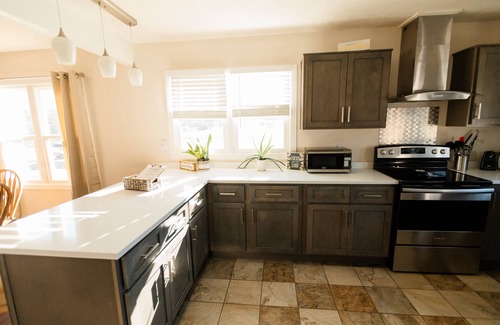Somerset Cottage | FIRE PIT, FENCED YARD, FIREPLACE, HOT TUB, COUNTRY TRANQUILITY 100 meg internet,