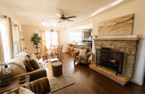Somerset Cottage | FIRE PIT, FENCED YARD, FIREPLACE, HOT TUB, COUNTRY TRANQUILITY 100 meg internet,