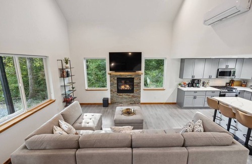 Ashford Cabin | Fire Pit Hot Tub King Bed Grill Yoga Rm