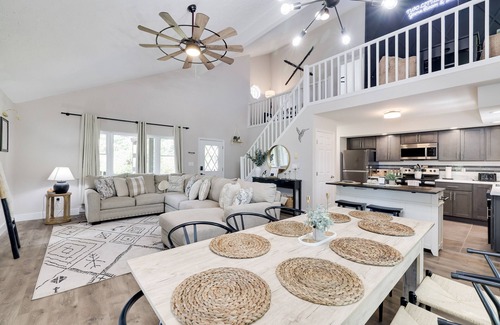 Tobyhanna Ski Chalet | Fire Pit* HOT TUB* PlayRoom*Fireplace*SmartTVS