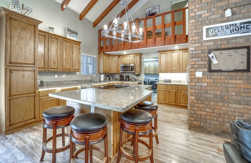 Heber Cabin | Fire Pit & Grill: Spacious 'Forest Lakes Chalet'