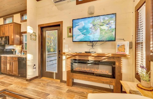Mentone House | Firefly at Mentone with Hot Tub & Internet