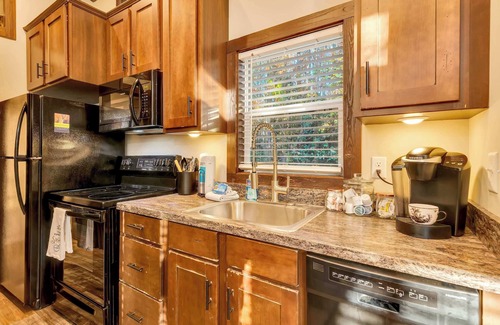 Mentone House | Firefly at Mentone with Hot Tub & Internet