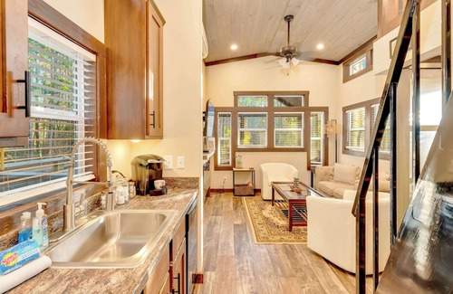Mentone House | Firefly at Mentone with Hot Tub & Internet