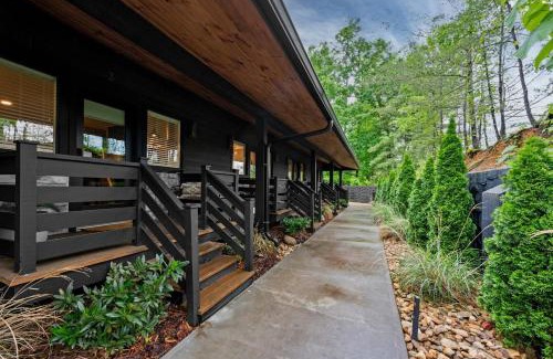 Caton House | Firefly Mountain Suites by AvantStay Fun Group Escape with Shared Pool & Game Room